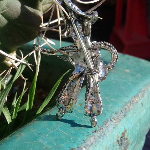 Gorgeous silver colored Brooch Pin banjo player - Picture 14 of 16